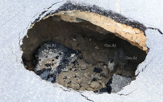 bakinin-merkezinde-yol-cokdu